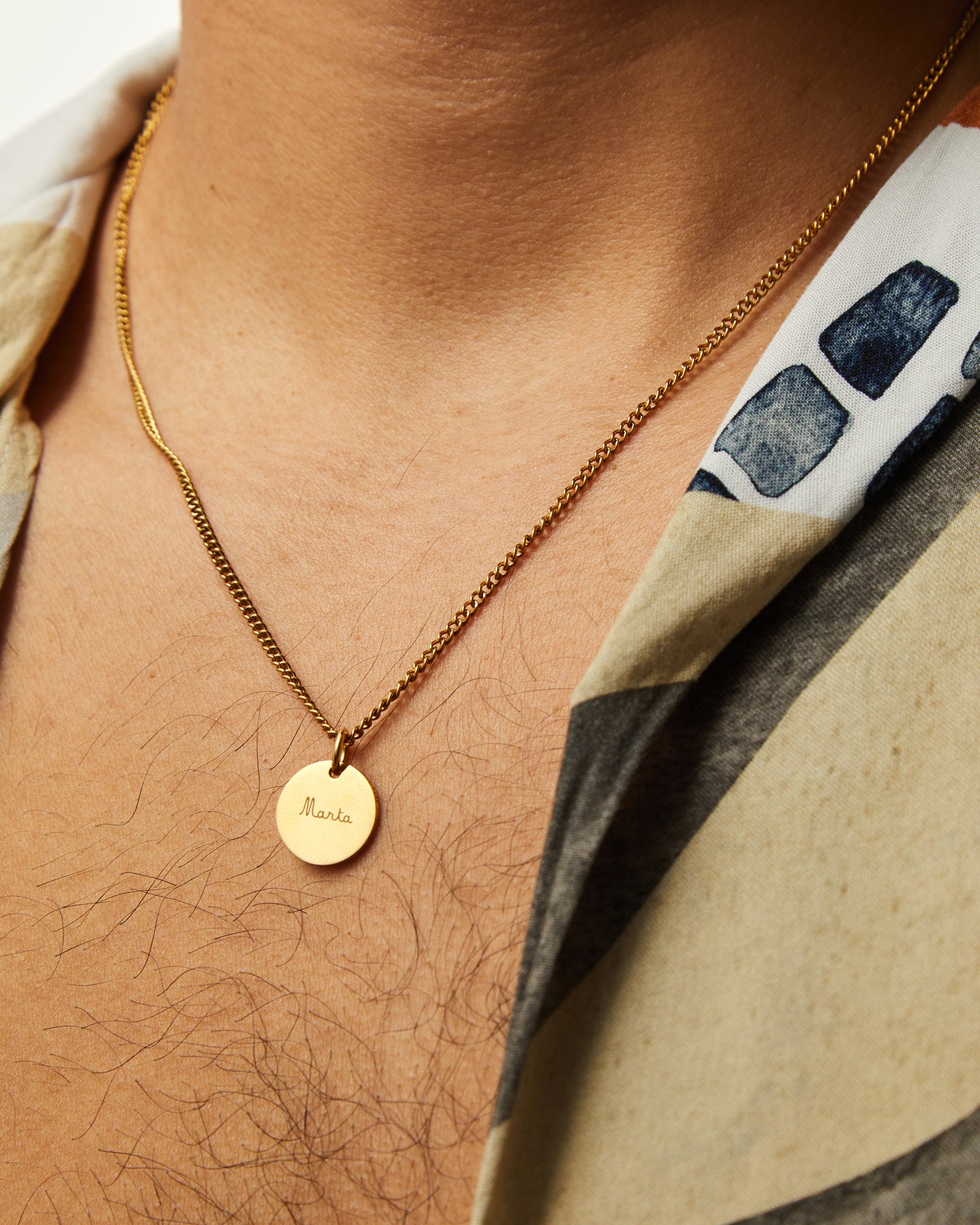 Collar Botany dorado con Colgante Circle® llevado con camisa abierta