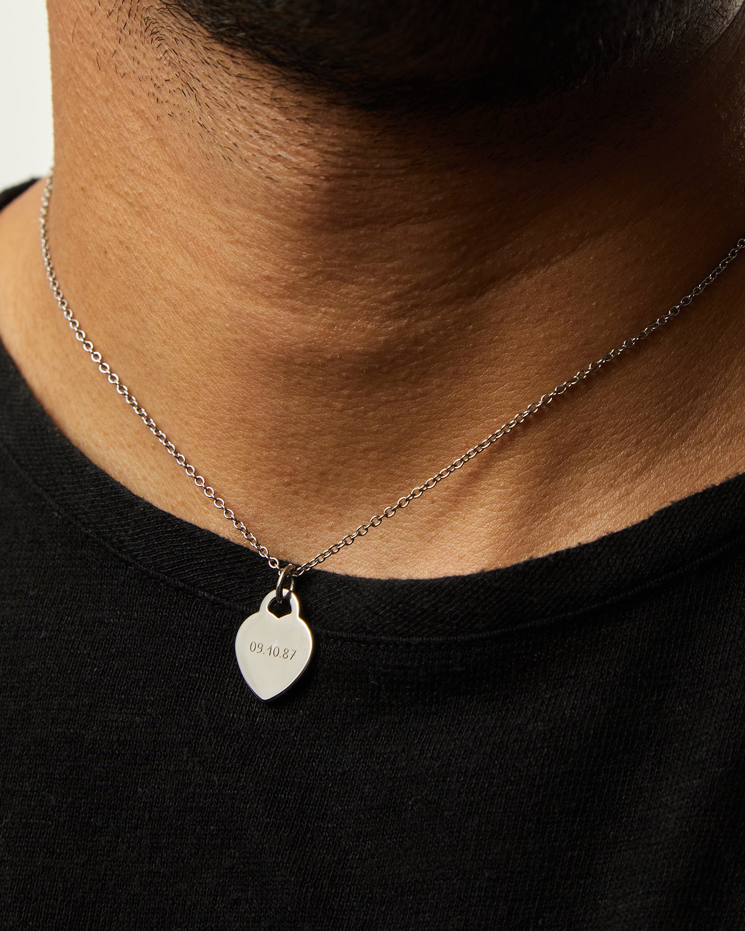 Collar Evora con Colgante Corazón® grabado sobre una camiseta negra