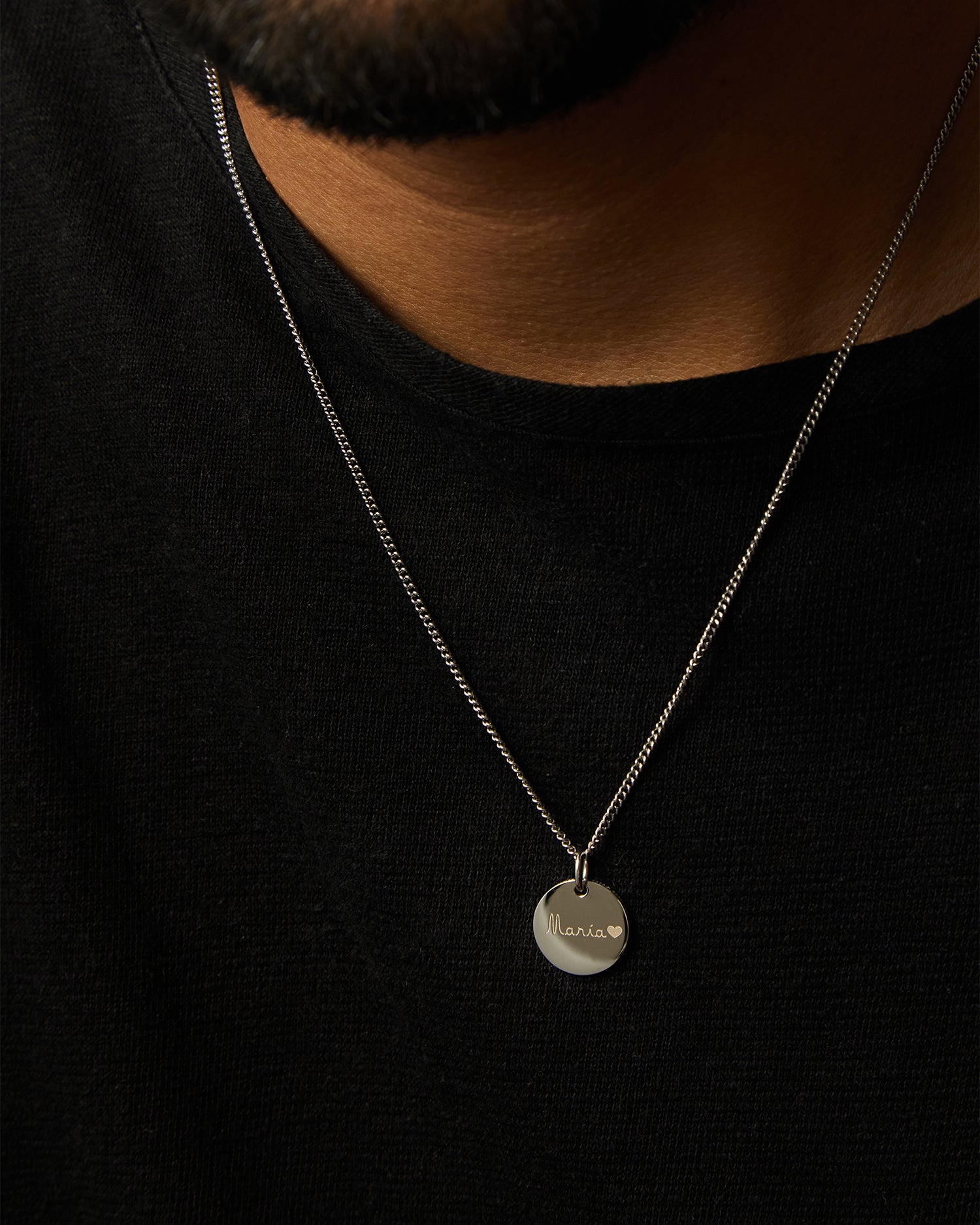 Colgante Circle® en acero y cadena Botany sobre una camiseta negra