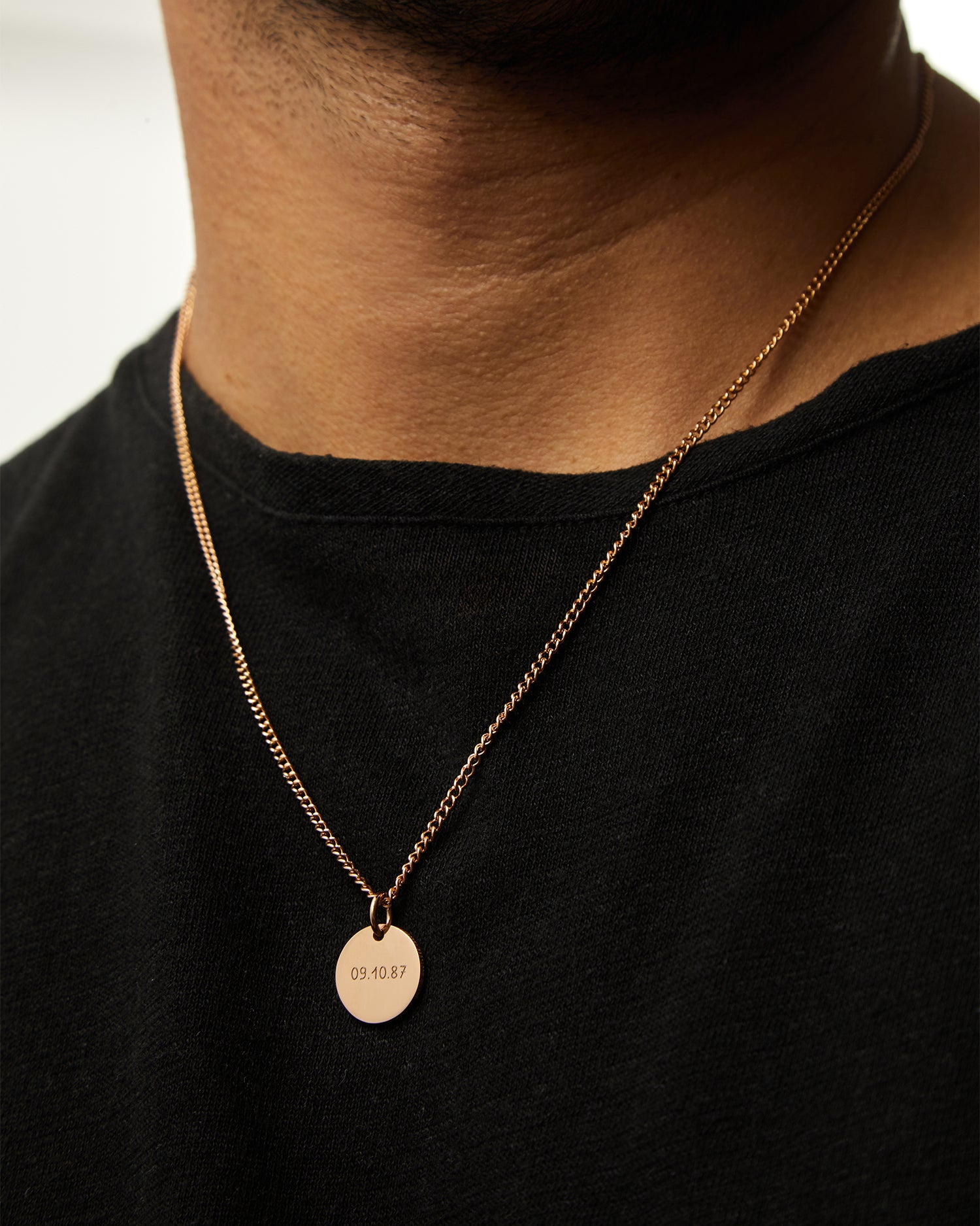 Collar Botany en oro rosa con Colgante Circle® sobre una camiseta negra
