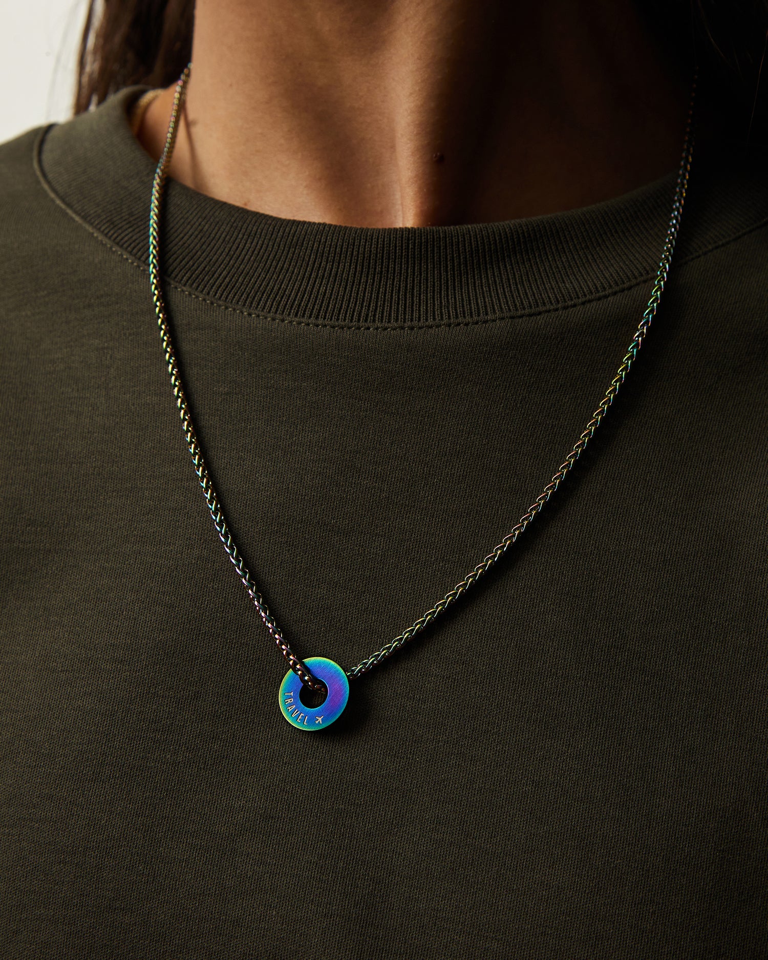 Collar Native arcoíris con Anilla® personalizable sobre una camiseta verde