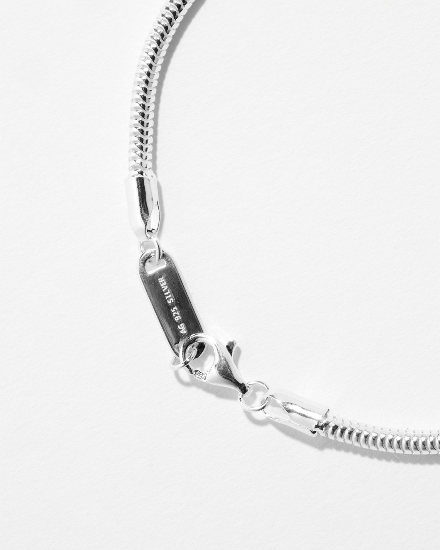 Detalle de la chapa y el mosquetón de la pulsera Royal Boa® en plata de ley