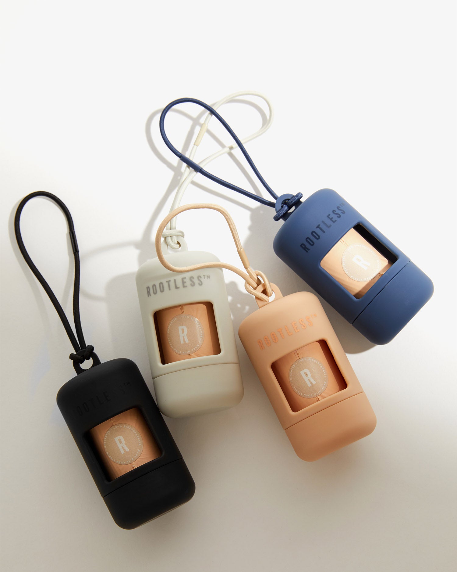 Cuatro portabolsas EasyFlex™ agrupados con sus correas elásticas