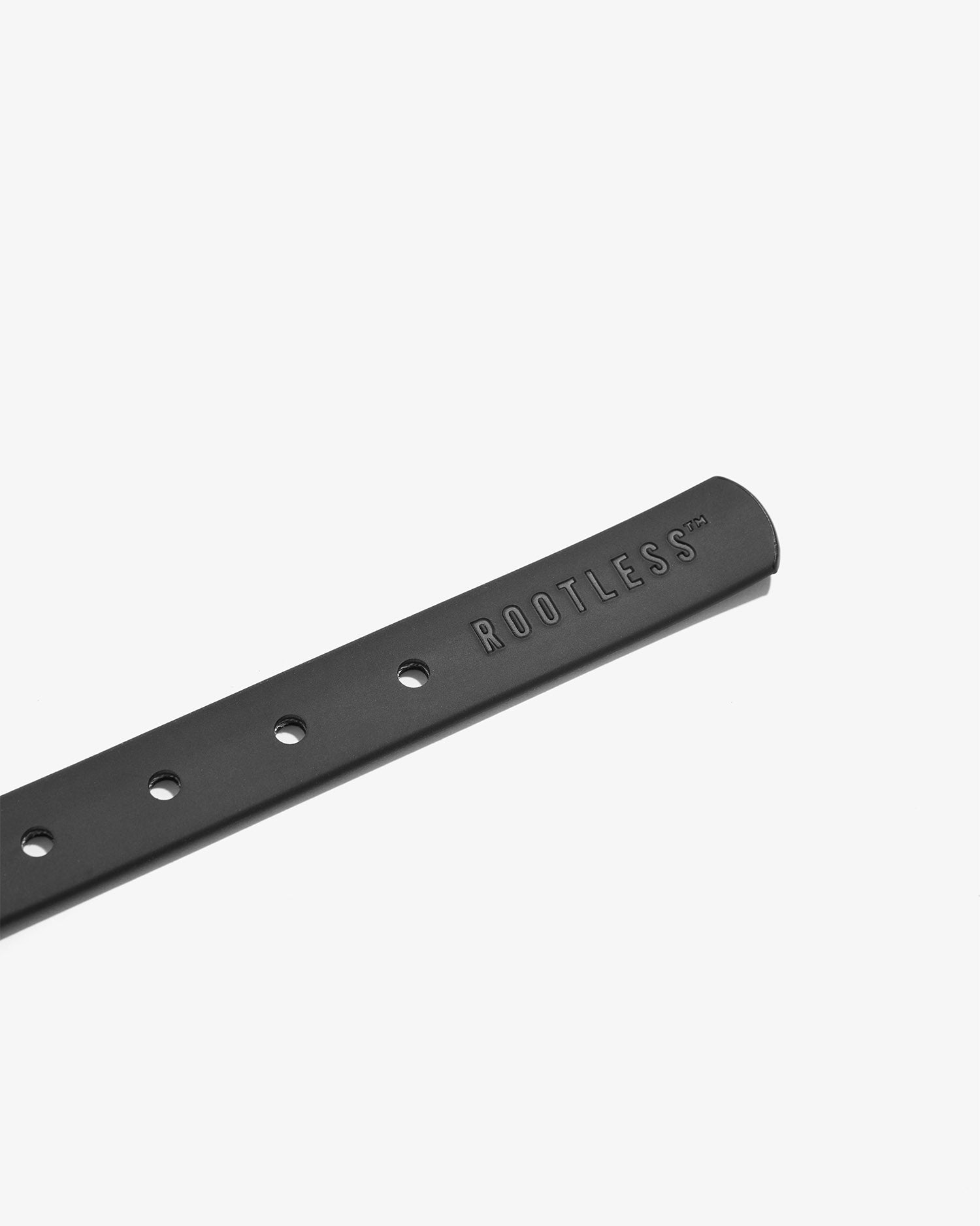 Tira del collar EasyFlex™ negro extendida con el logo ROOTLESS grabado