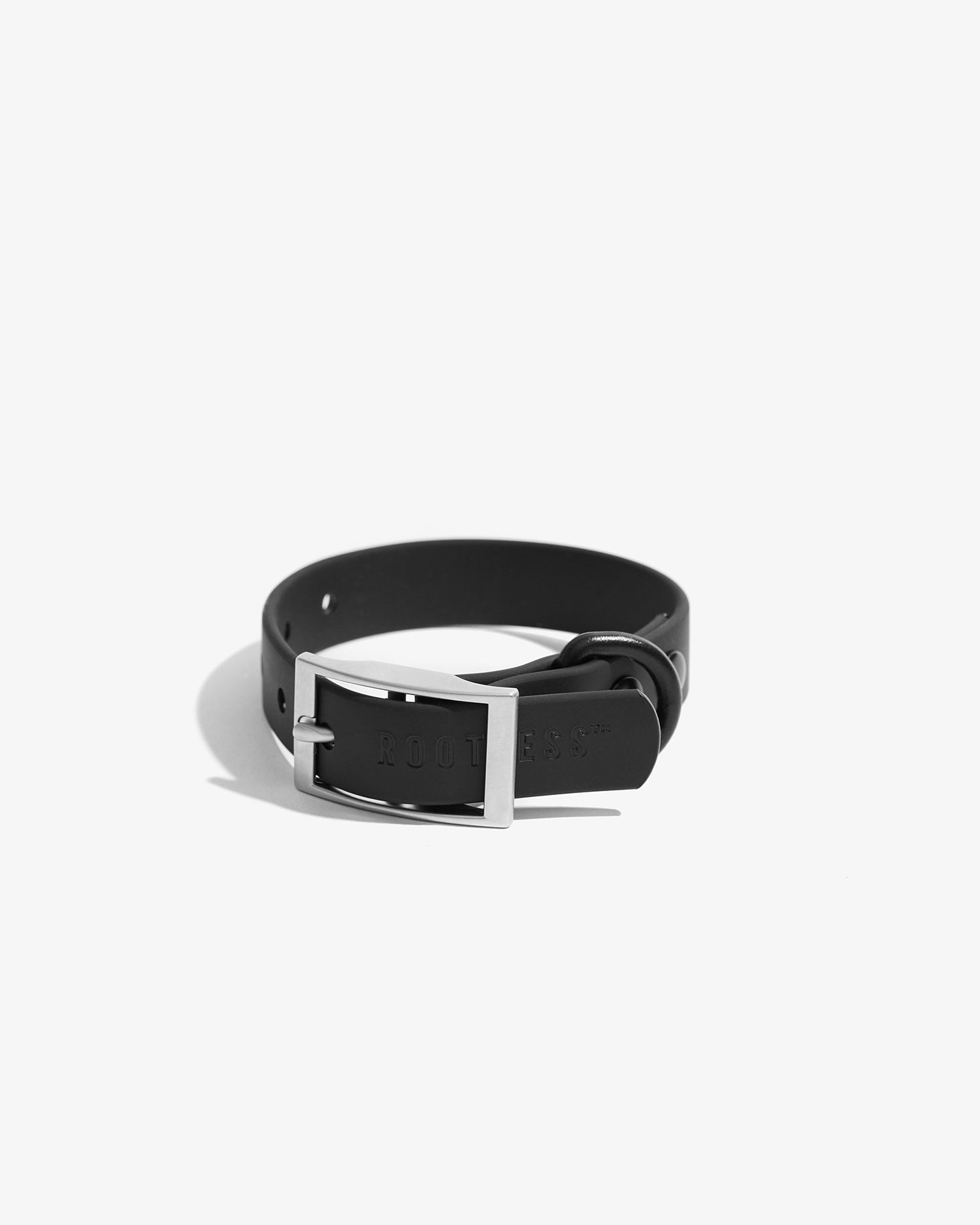 Collar EasyFlex™ negro con hebilla metálica, cerrado sobre fondo claro