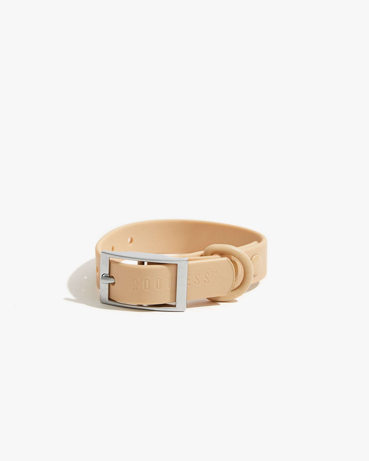 Collar EasyFlex™ nude con hebilla metálica, cerrado sobre fondo claro