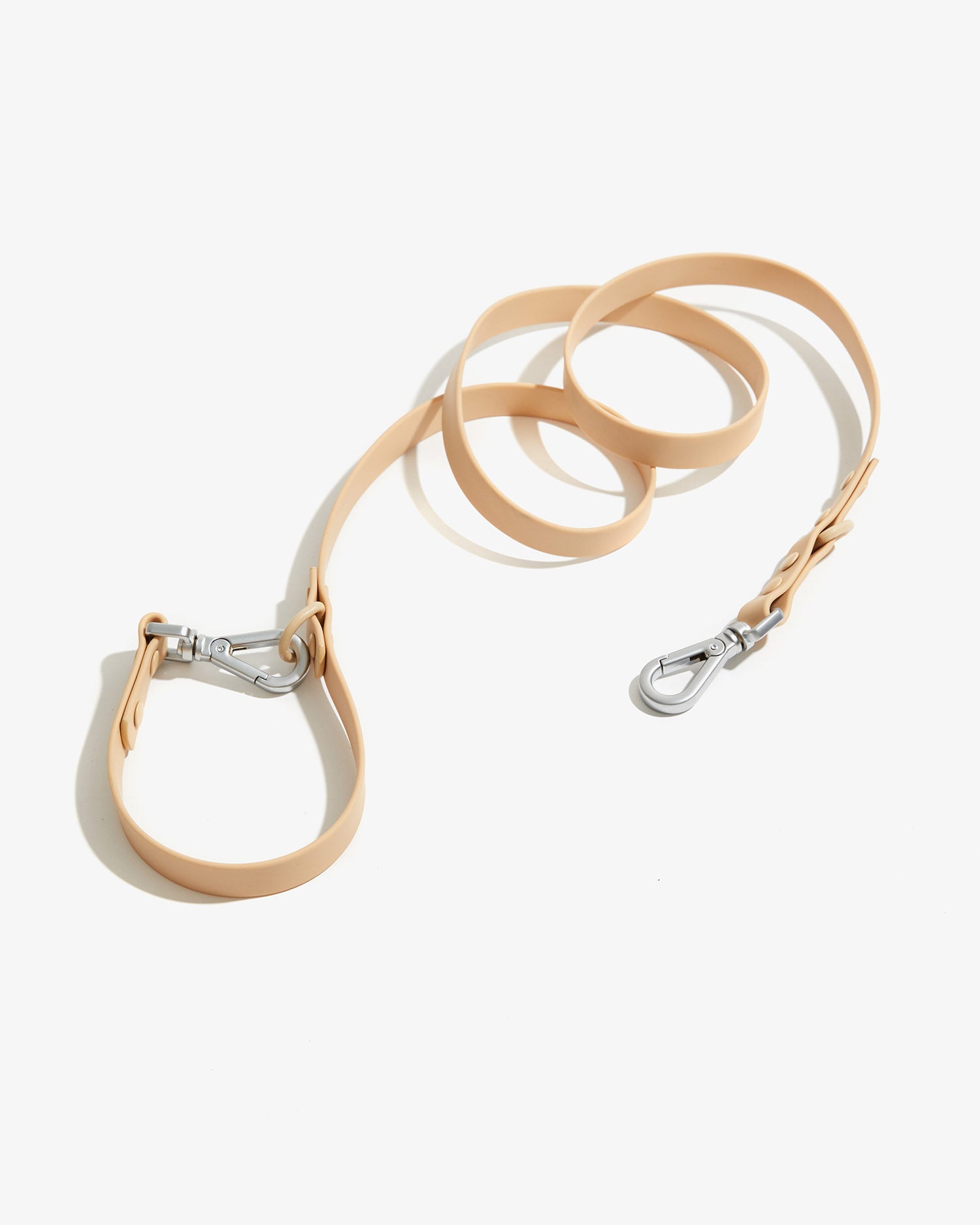 Correa EasyFlex™ nude enrollada con mosquetones metálicos en ambos extremos