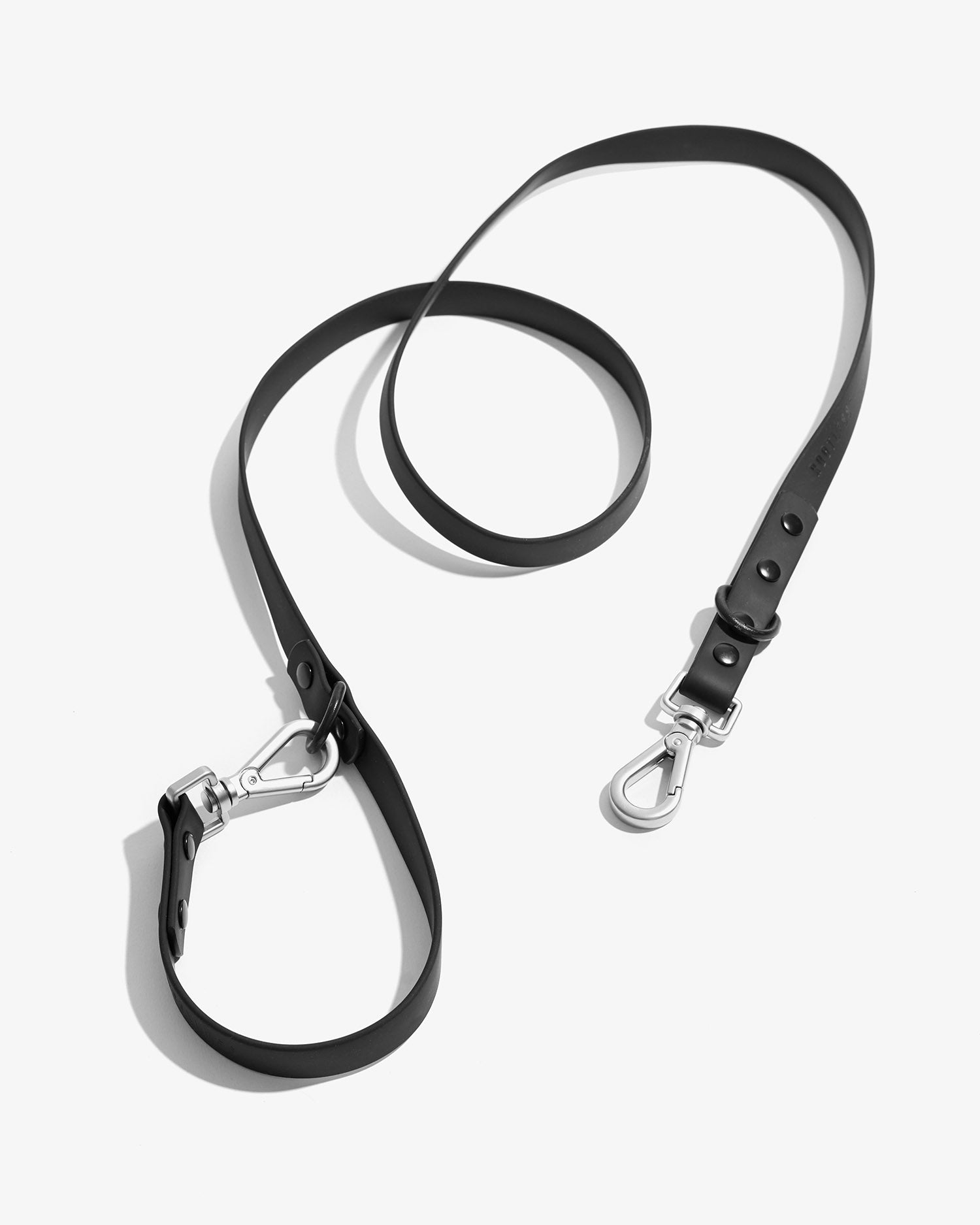 Correa EasyFlex™ negra enrollada con mosquetones metálicos en ambos extremos