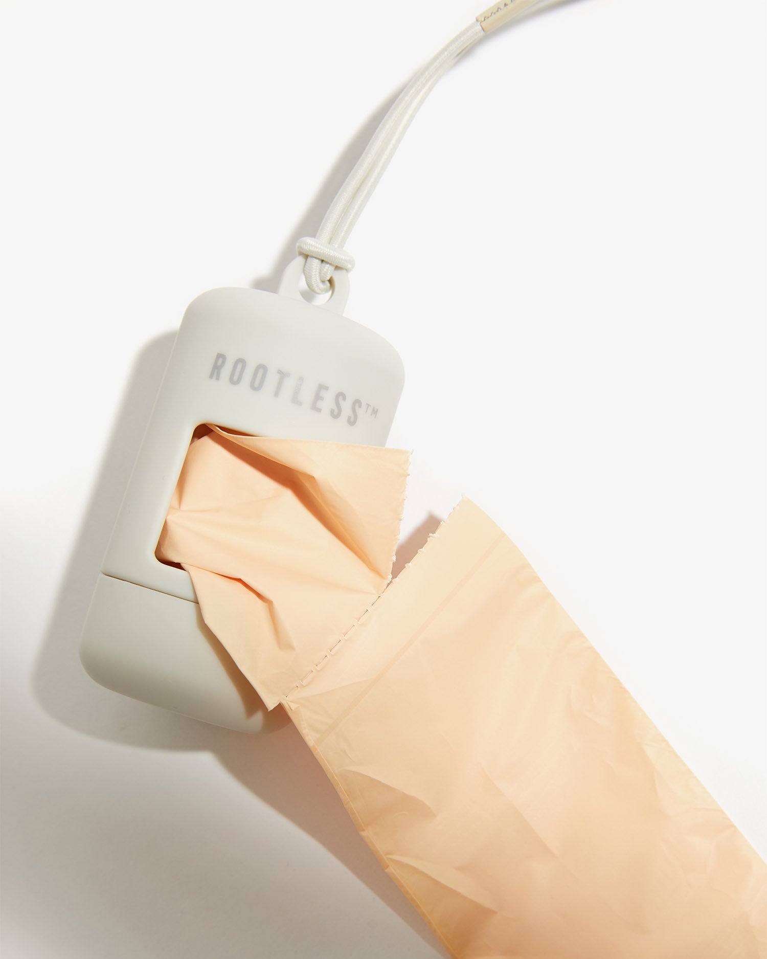 Portabolsas EasyFlex™ stone con el rollo de bolsas desplegado