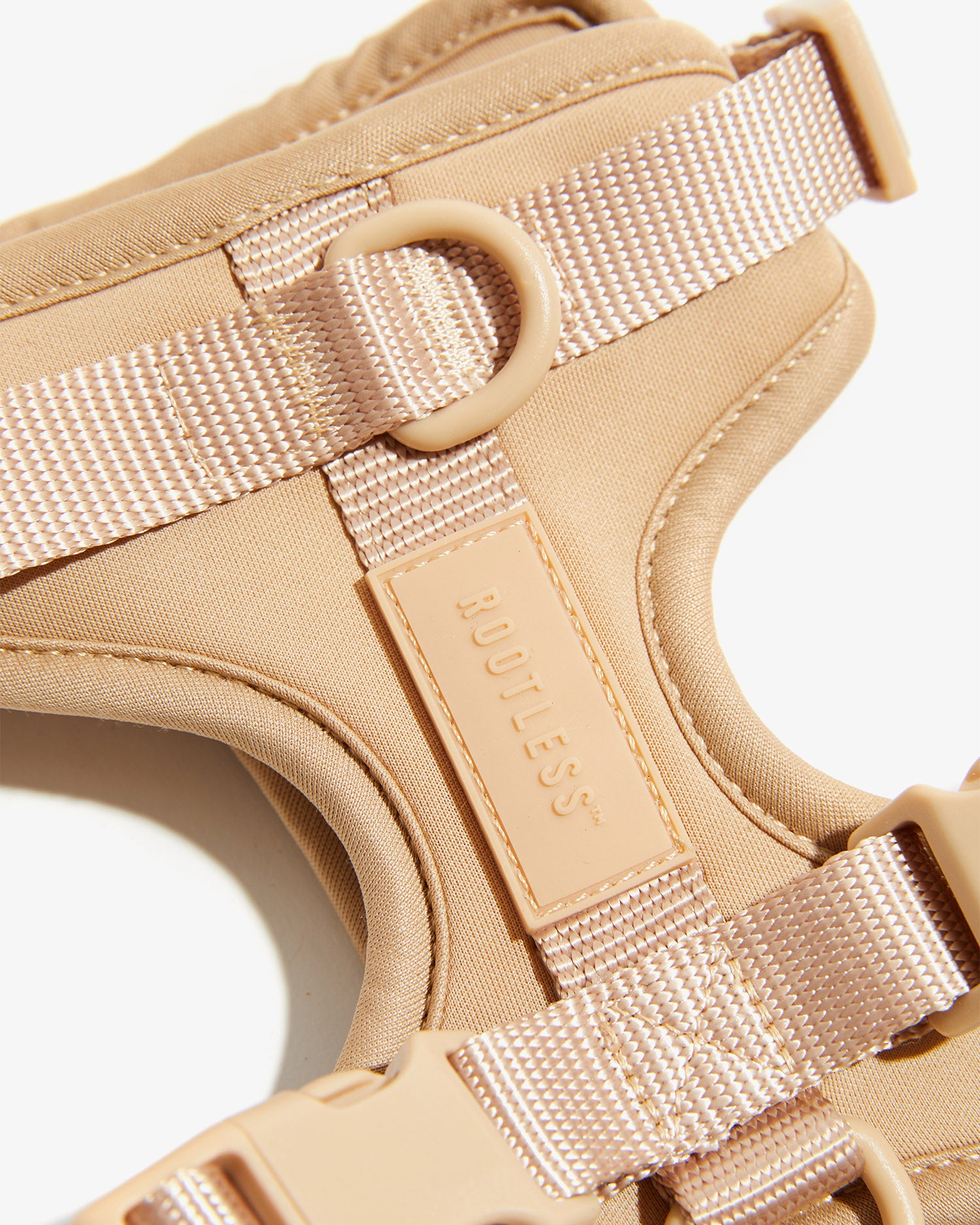 Detalle del arnés EasyFlex™ nude con anilla en D, cinchas y logo grabado