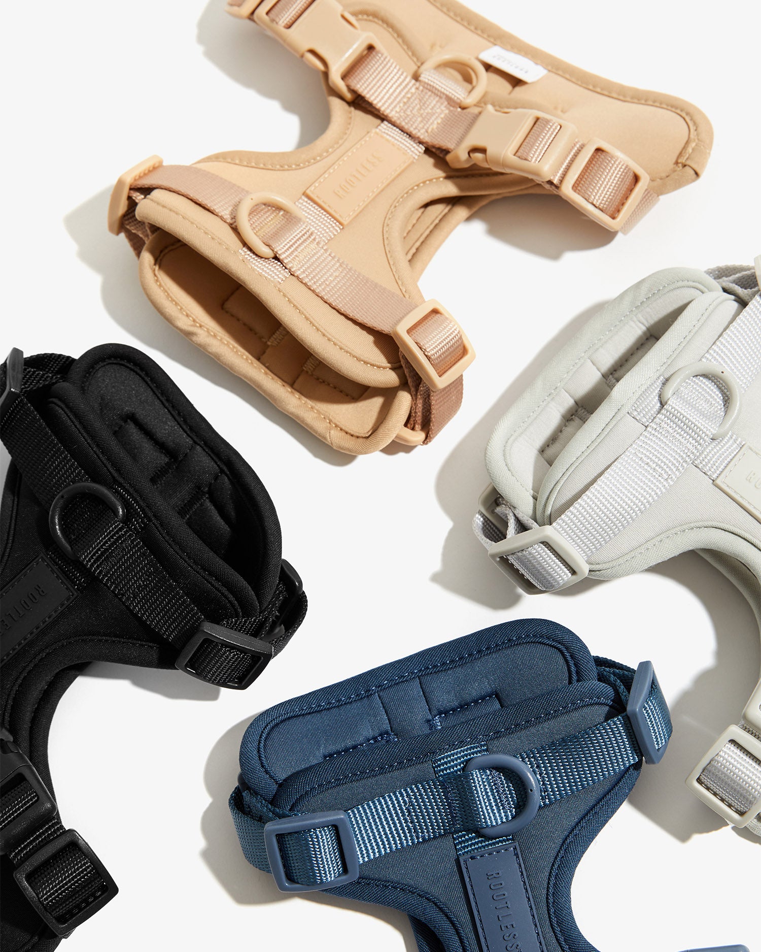 Arnés EasyFlex™ negro junto a las versiones nude, stone y azul