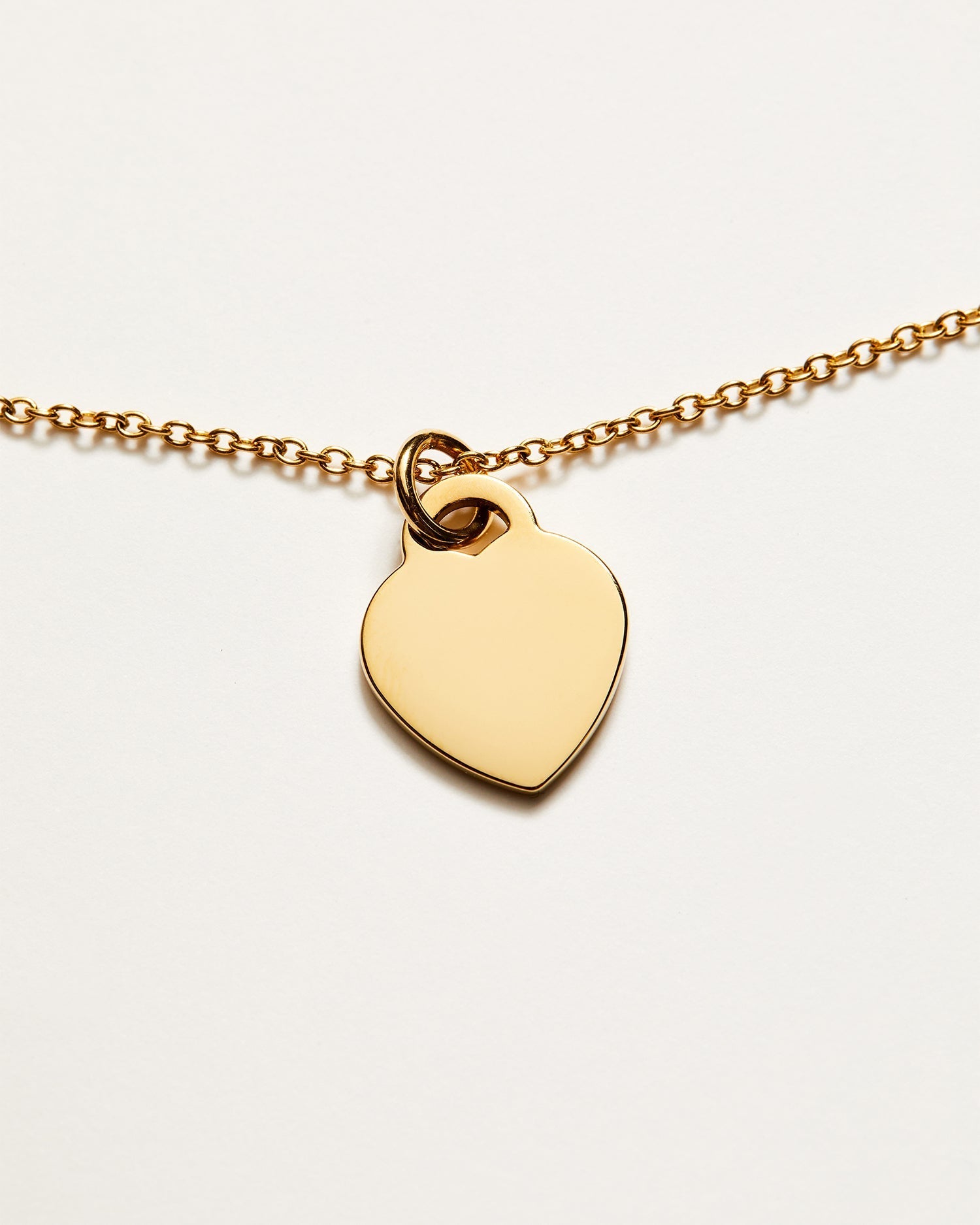 Colgante Corazón® dorado montado en una cadena fina
