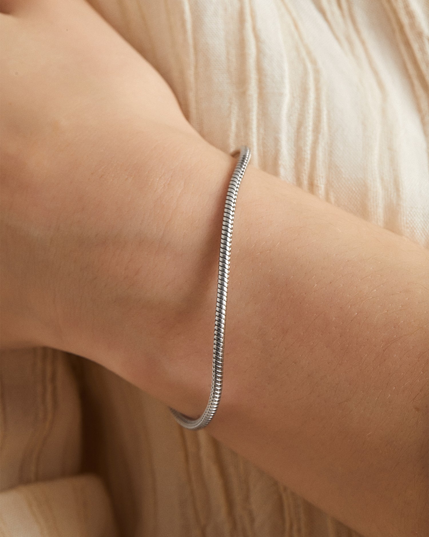 Pulsera Boa® en acero puesta en la muñeca