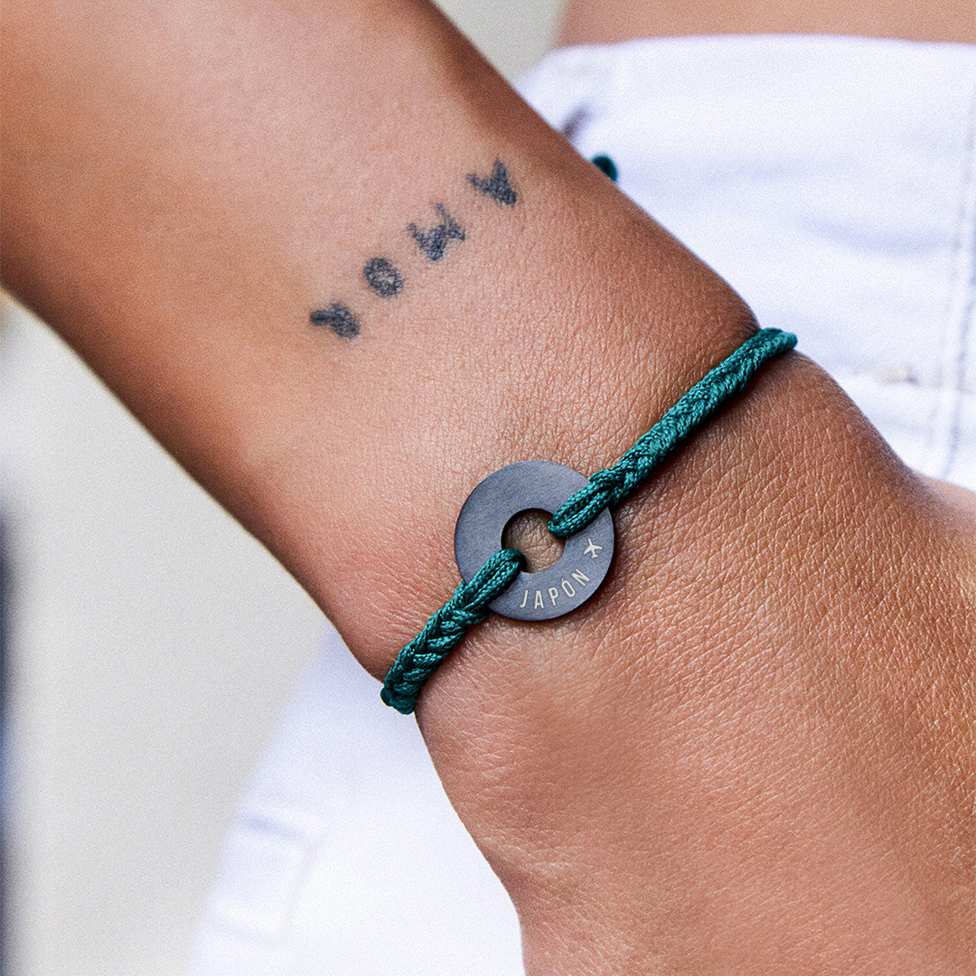 Pulsera MyWord® verde con anilla grabada puesta en la muñeca
