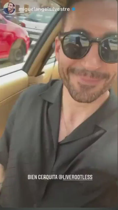 Miguel Ángel Silvestre luciendo accesorios ROOTLESS en el coche