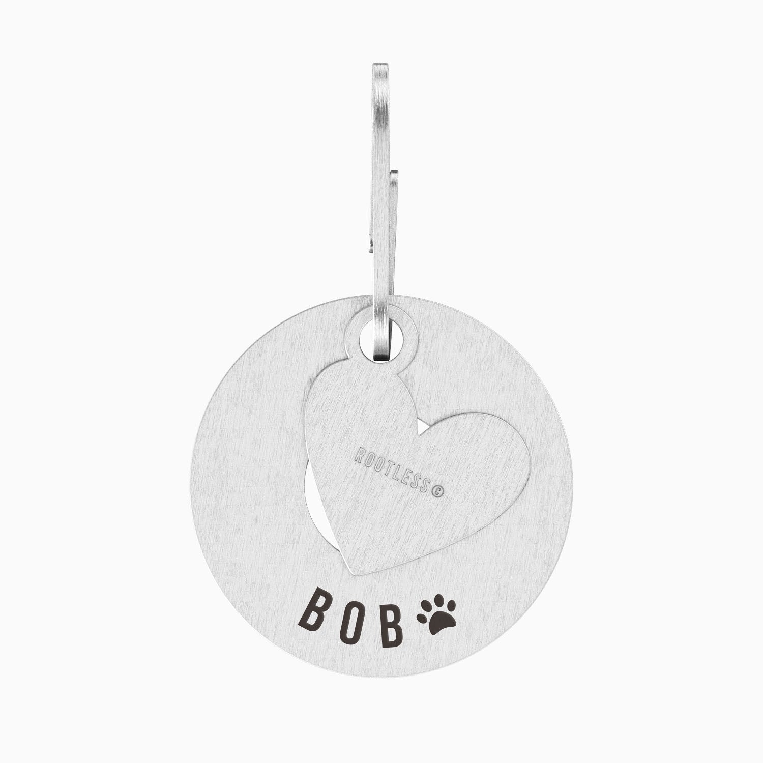 Detalle de la placa PetID® con charm de corazón y grabado personalizado