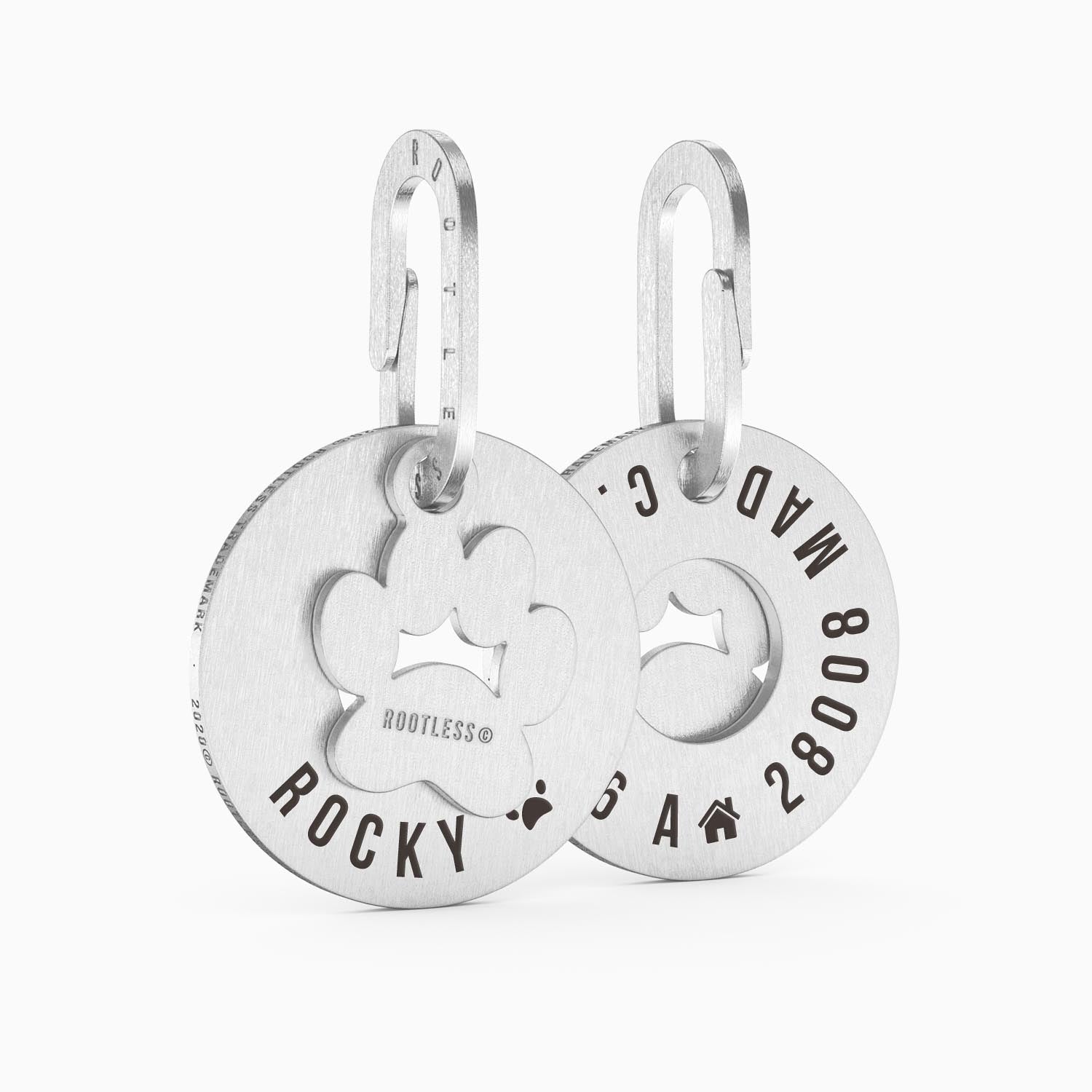 Dos placas PetID® con charm de huella grabadas con nombre y teléfono